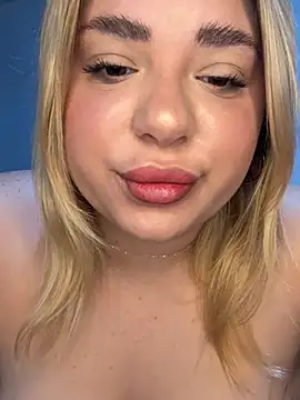 cutestsnoww live cam on StripChat