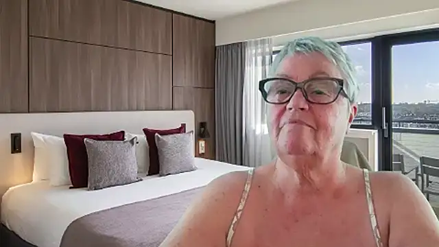 Mystery-Grandmother webcam