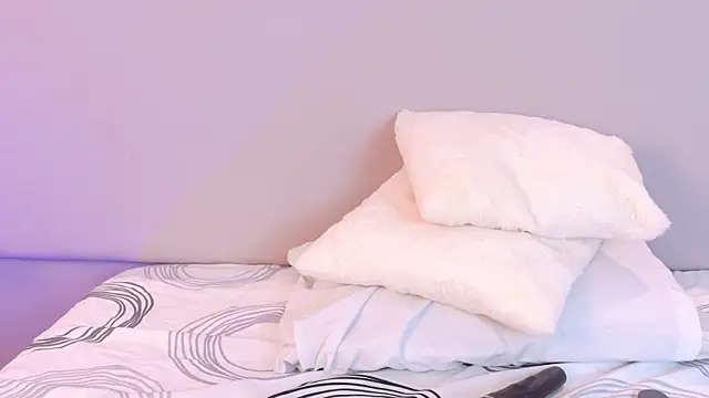 NaomiKlarc webcam