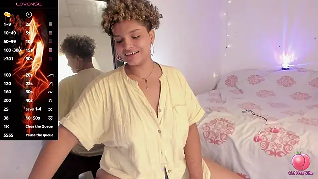 chloe_kisses live cam on StripChat