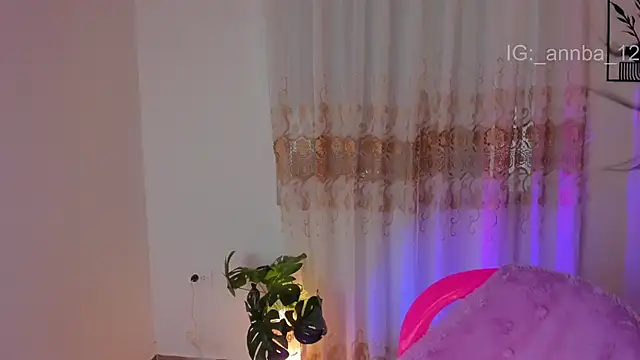annie_barozzi live cam on StripChat
