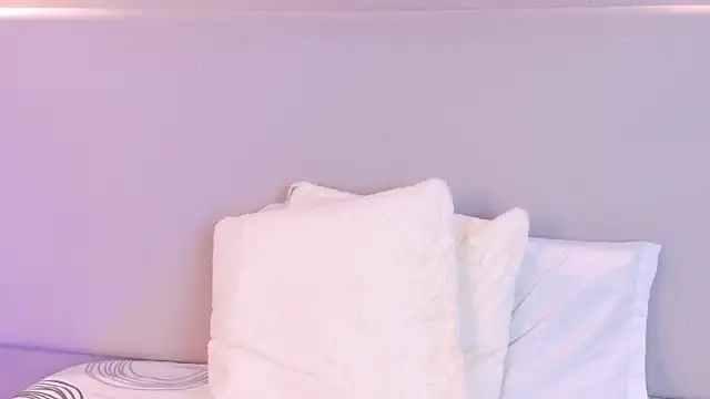 NaomiKlarc webcam