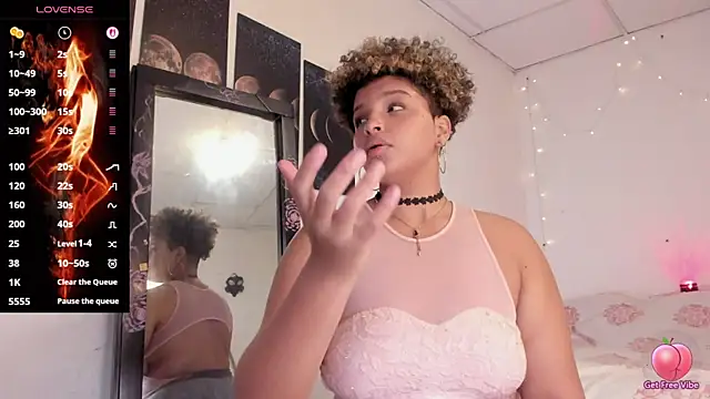 chloe_kisses