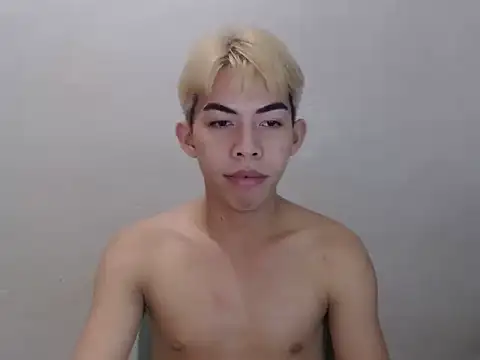 Urhotsilverboy live cam on StripChat