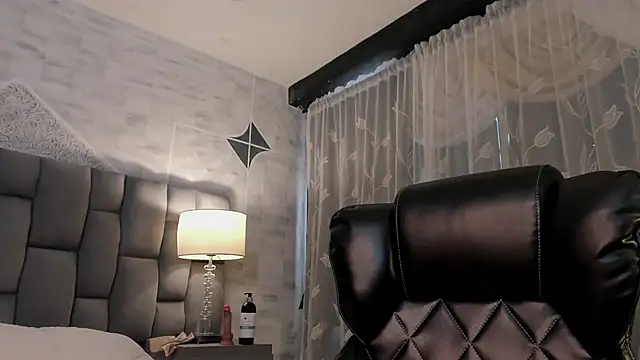 CarolineFyre live cam on StripChat