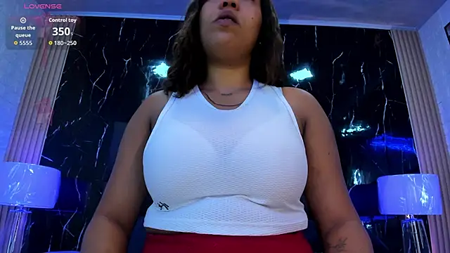 BustyGlow live cam on StripChat