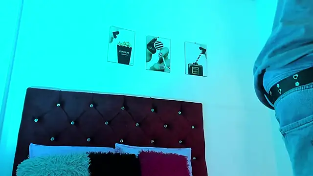 Liamsubtle01 live cam on StripChat
