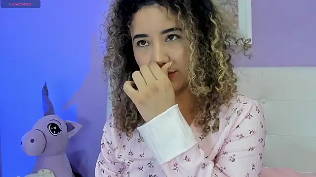 Charlotte11-11 live cam on StripChat
