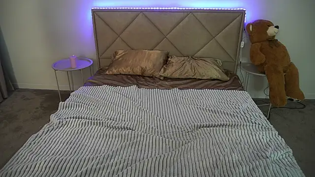 MikaFoxy live cam on StripChat