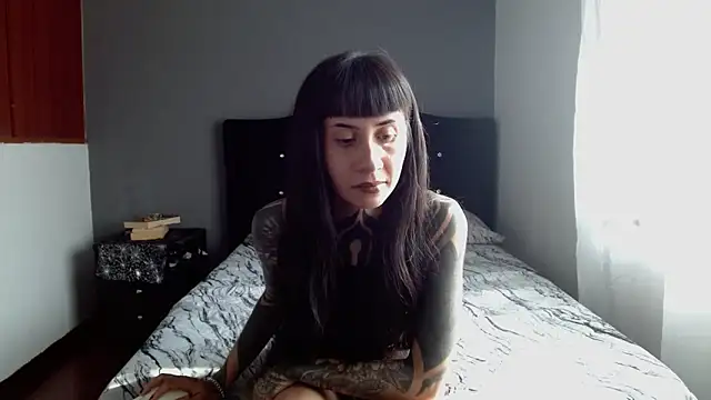 Emilia_1995 live cam on StripChat