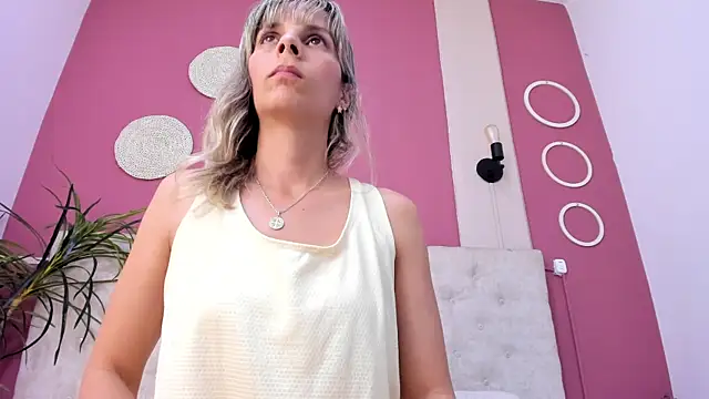 Anastasiapriest live cam on StripChat