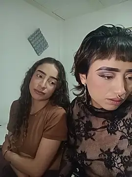 AlexxaAndRileyy live cam on StripChat