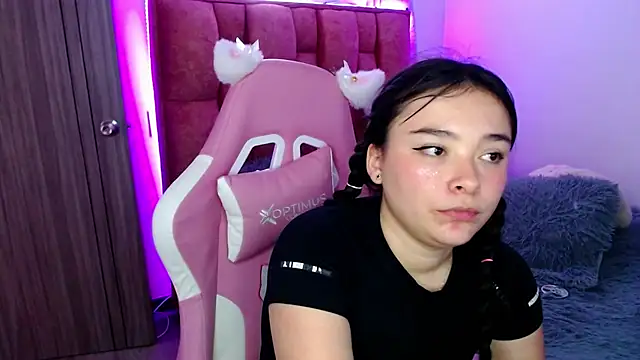 Nahia_Brm live cam on StripChat