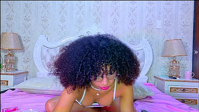 CamilaJohnston live cam on StripChat