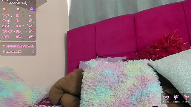 candymills1 live cam on StripChat