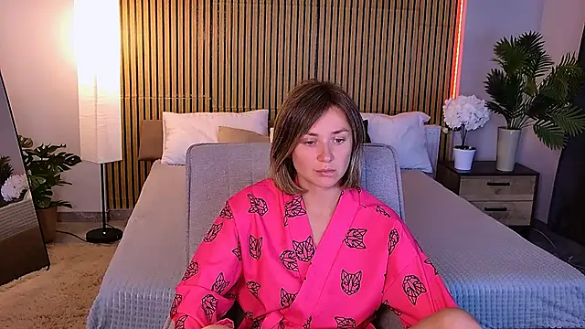 EmeraldGlow live cam on StripChat