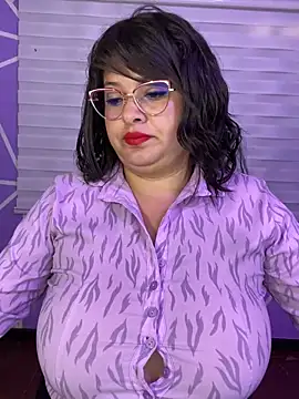 MiiaaJoness live cam on StripChat