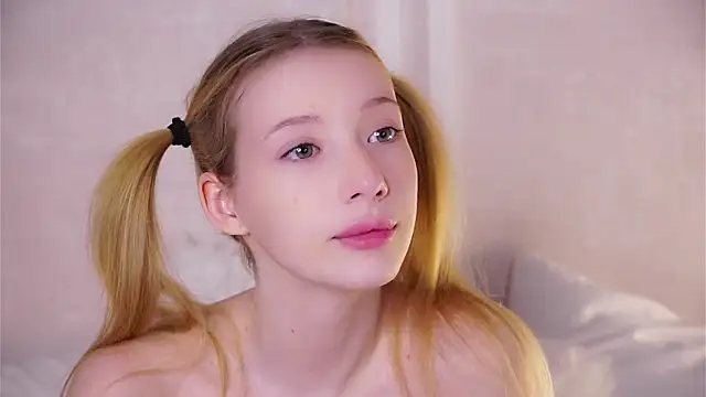 SunnivaCovil live cam on StripChat