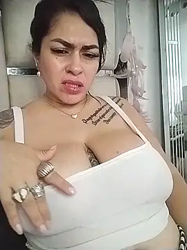 chelaqueen_ live cam on StripChat