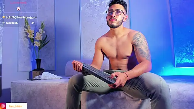 Liam_Kleiin live cam on StripChat