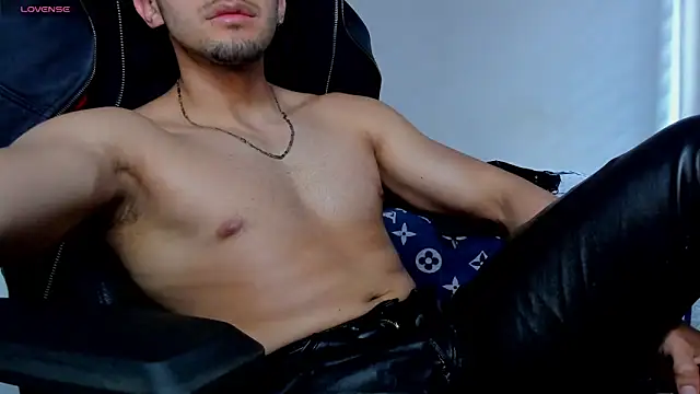 Tommy_Bred live cam on StripChat