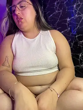 KaroVelvet live cam on StripChat