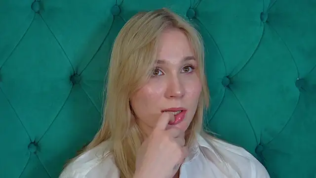 ElaraVoltage live cam on StripChat