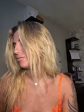 CharlottemilfUKx live sex cam