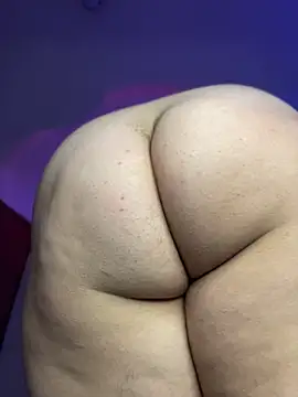 KaroVelvet live cam on StripChat