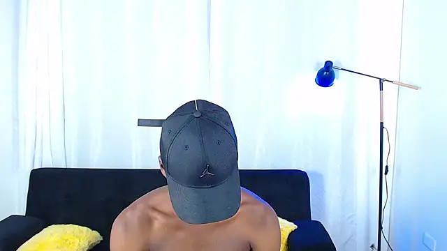 alexaandro18 live cam on StripChat