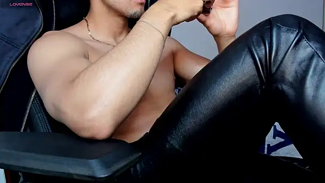Tommy_Bred live cam on StripChat