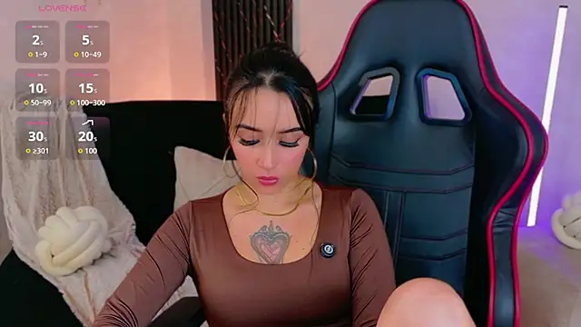 EmmyEvans1 live cam on StripChat