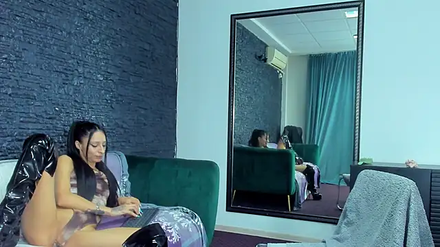 MissVelouraX webcam