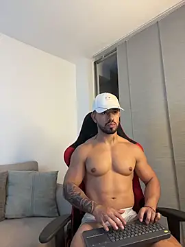 Ezzio_Scolaro live cam on StripChat