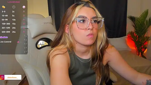 dakottaa_ live cam on StripChat