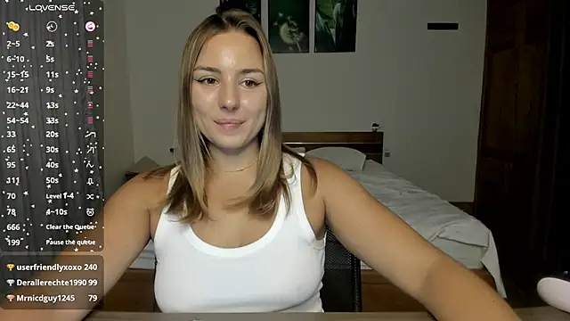 ThreeshaWhite live cam on StripChat
