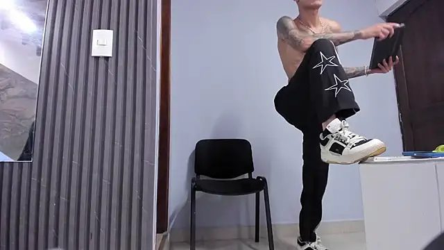 logan-wollf live cam on StripChat