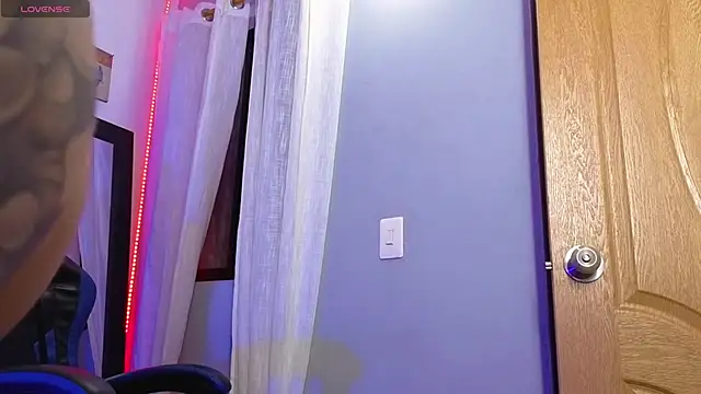 Veronica_111 live cam on StripChat