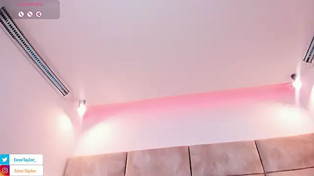 Eevee_Taylor live cam on StripChat