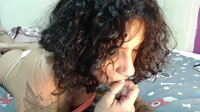 AlinaWoolf_ live cam on StripChat
