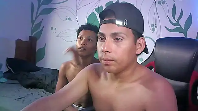 Latinos2411 webcam
