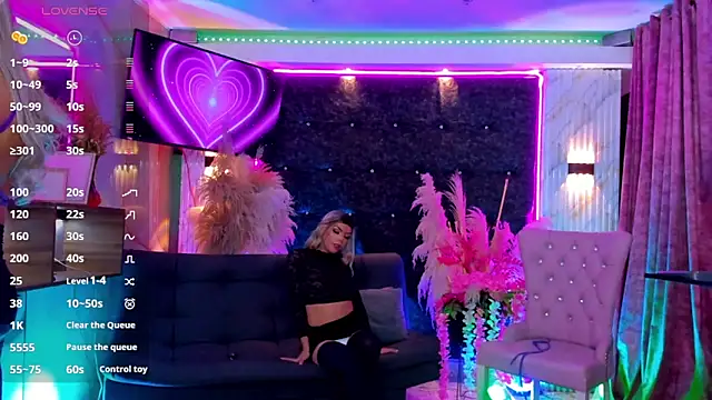 Queens_Wonders_Blonders webcam