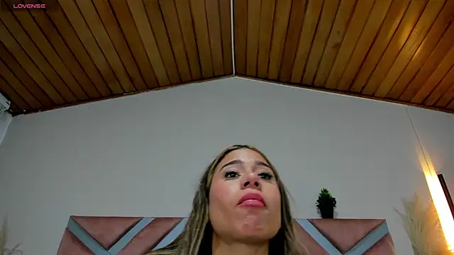 Rachell_criss webcam