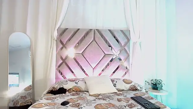 MilaMonroeX webcam