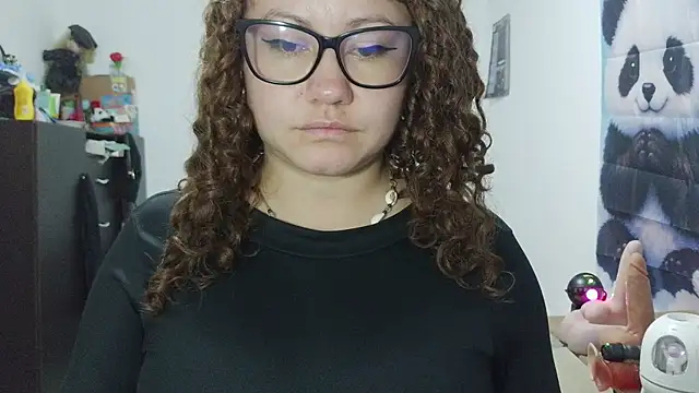 curly_greeneyed webcam