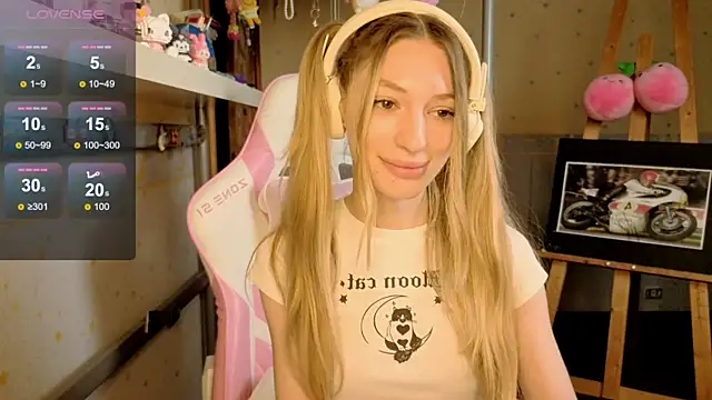 MiaMooonn live cam on StripChat