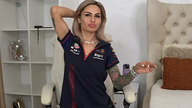TiffanyMaze live cam on StripChat