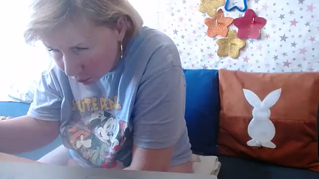 queenlana (F milf) - Topless..