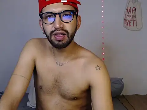 thomass1018 live cam on StripChat