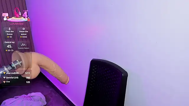 klhoe_boobs live cam on StripChat